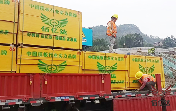 建筑木模板卸車場(chǎng)景圖